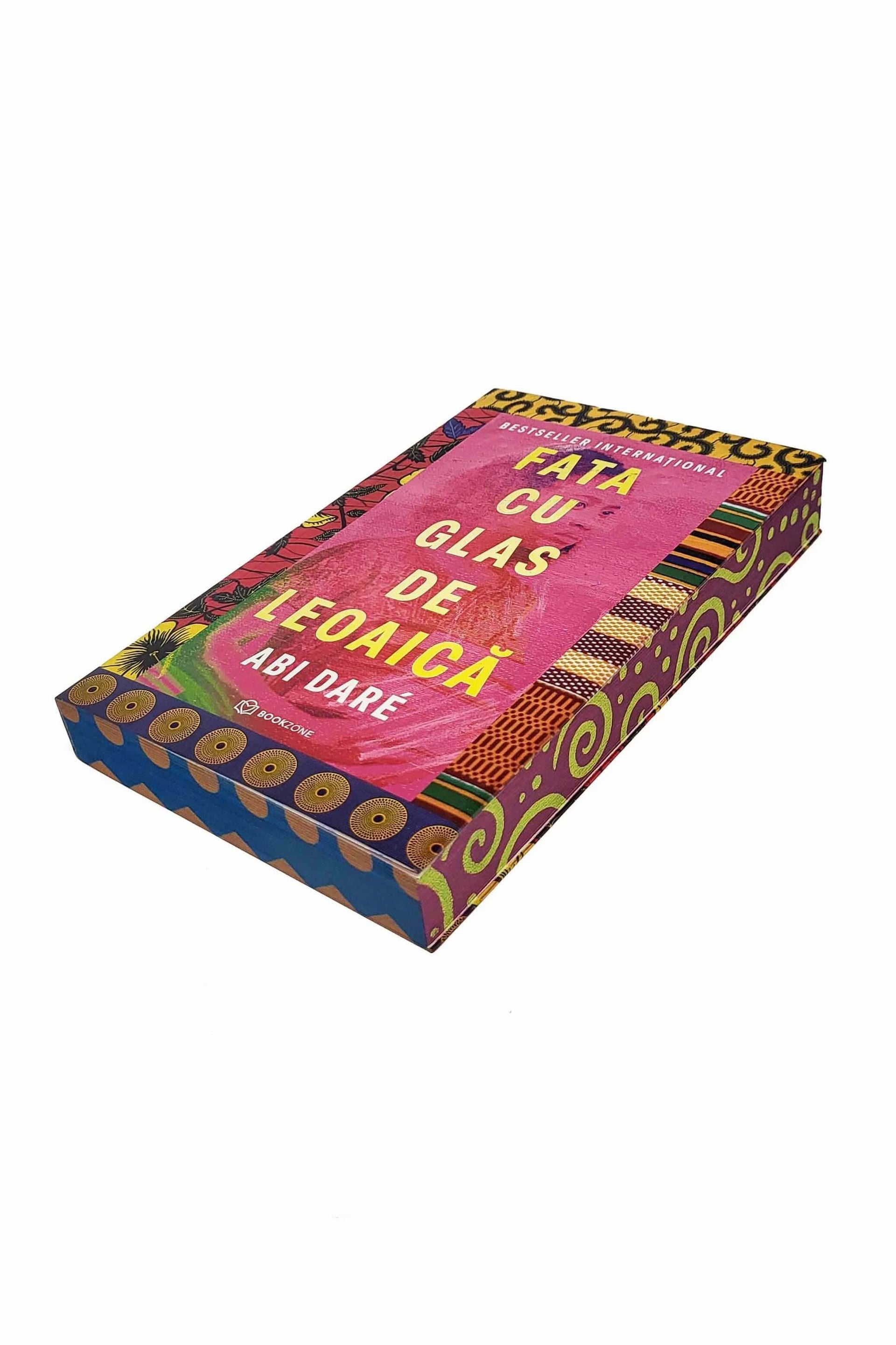 Fata cu glas de leoaică - PRINTED EDGES