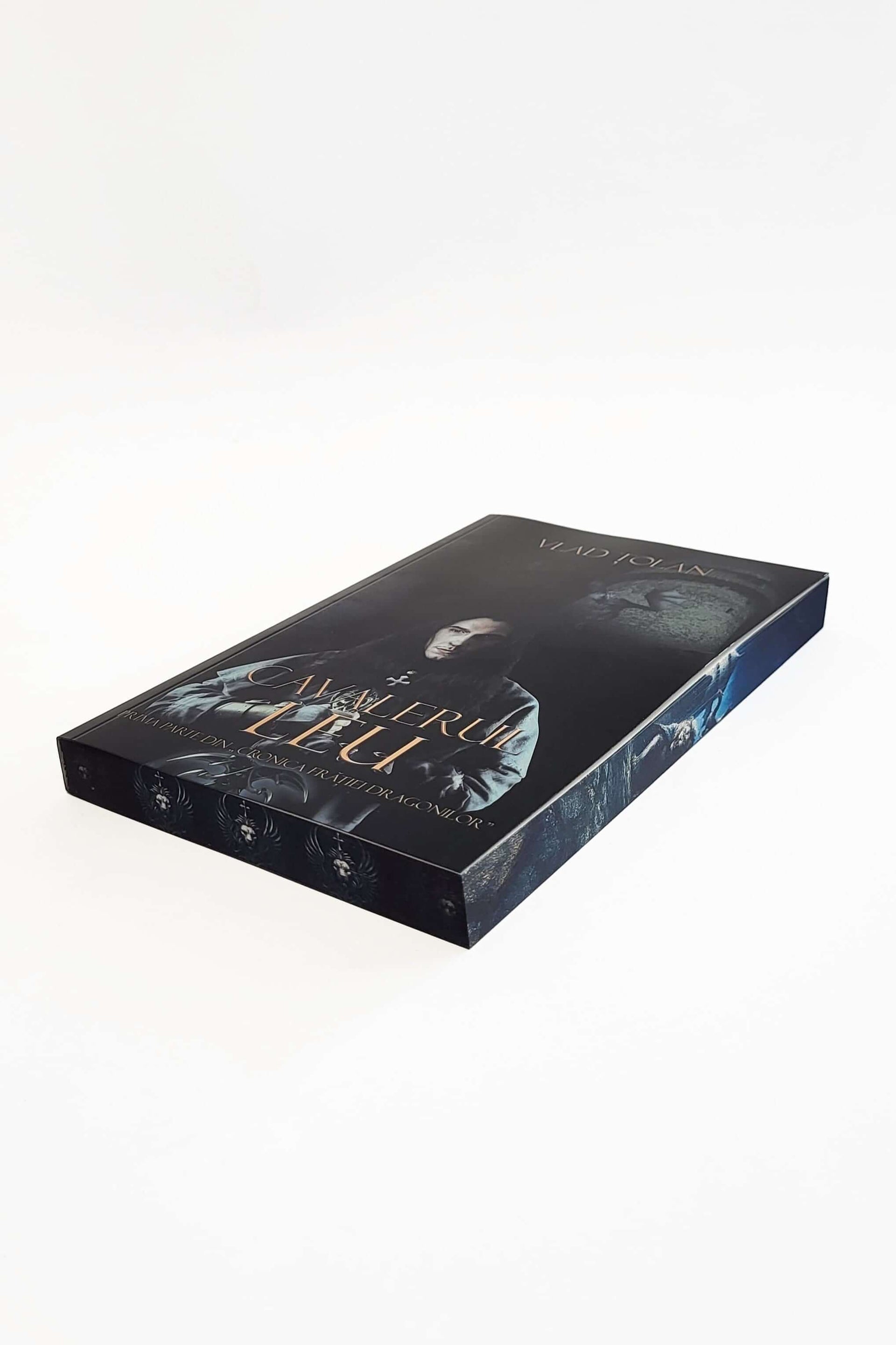 Cavalerul Leu (Prima parte din Cronica Frăției Dragonilor) - PRINTED EDGES - Bookbite