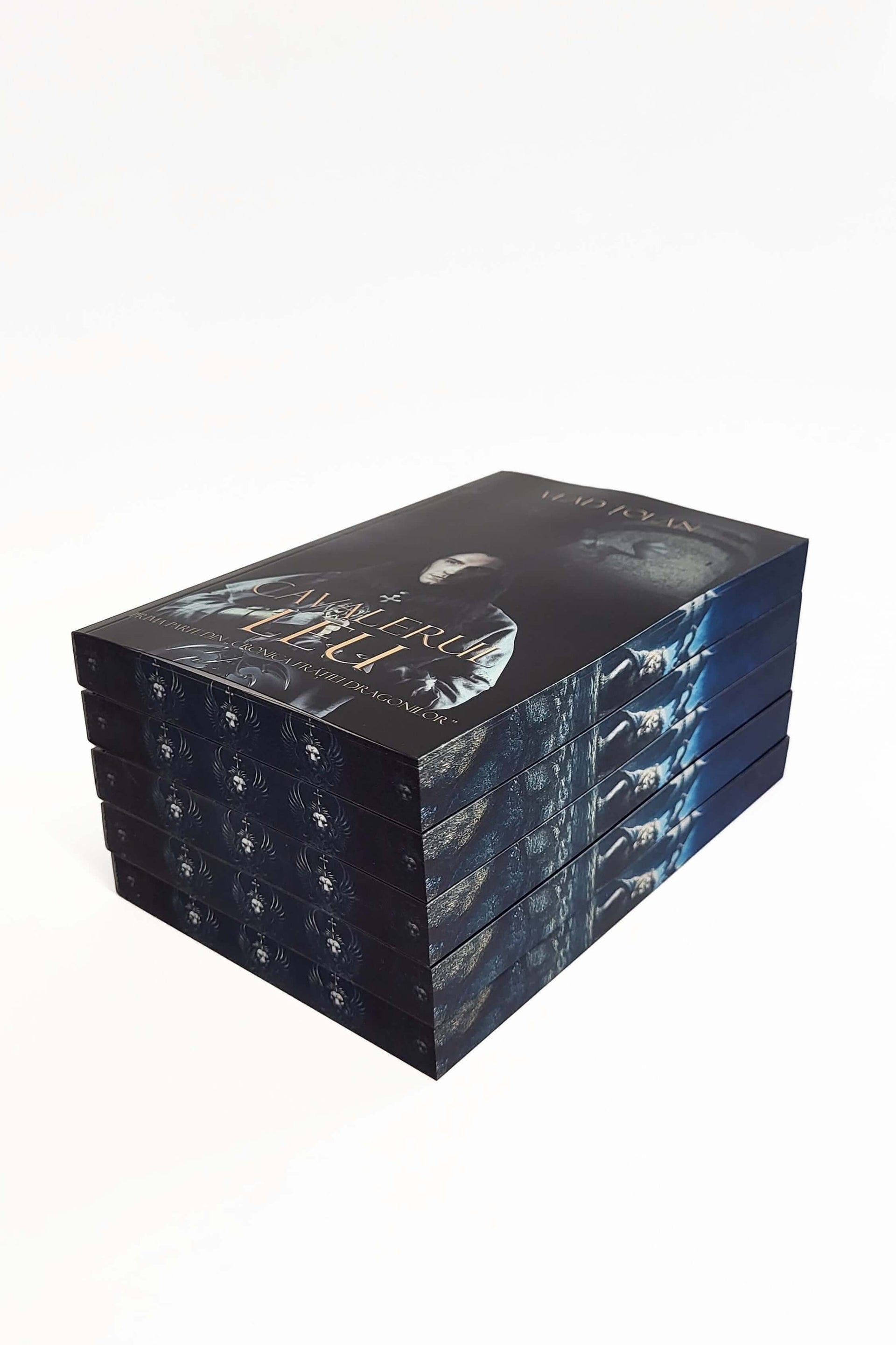 Cavalerul Leu (Prima parte din Cronica Frăției Dragonilor) - PRINTED EDGES - Bookbite